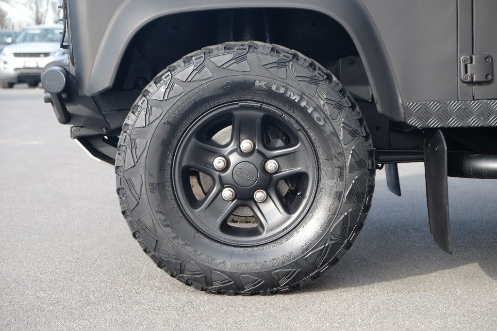 LAND ROVER Defender 110 2.4 TD4 Station Wagon SE NERO OPACO - 9