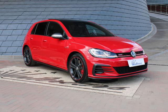 VOLKSWAGEN Golf GTI Rosso pastello