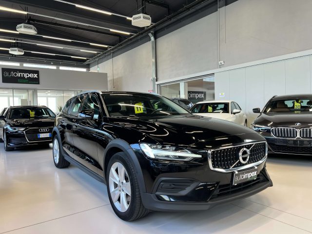 VOLVO V60 Cross Country Schwarz pastell