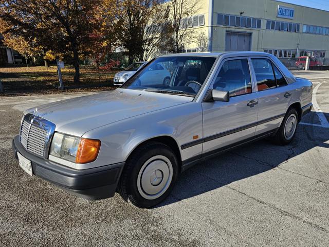 MERCEDES-BENZ E 200 Argento metallizzato