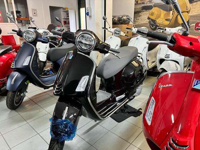 PIAGGIO Vespa GTS 300 Super Nero pastello