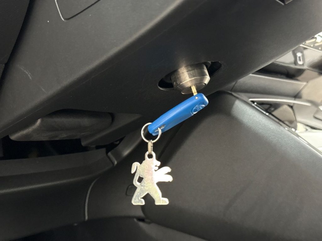 PEUGEOT 2008 PureTech 130 S&S GT Line - 23