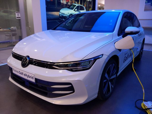 VOLKSWAGEN Golf Bianco pastello