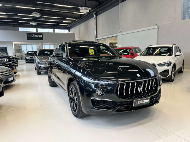 MASERATI Levante Nero pastello