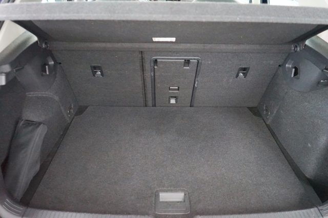 VOLKSWAGEN Golf 37