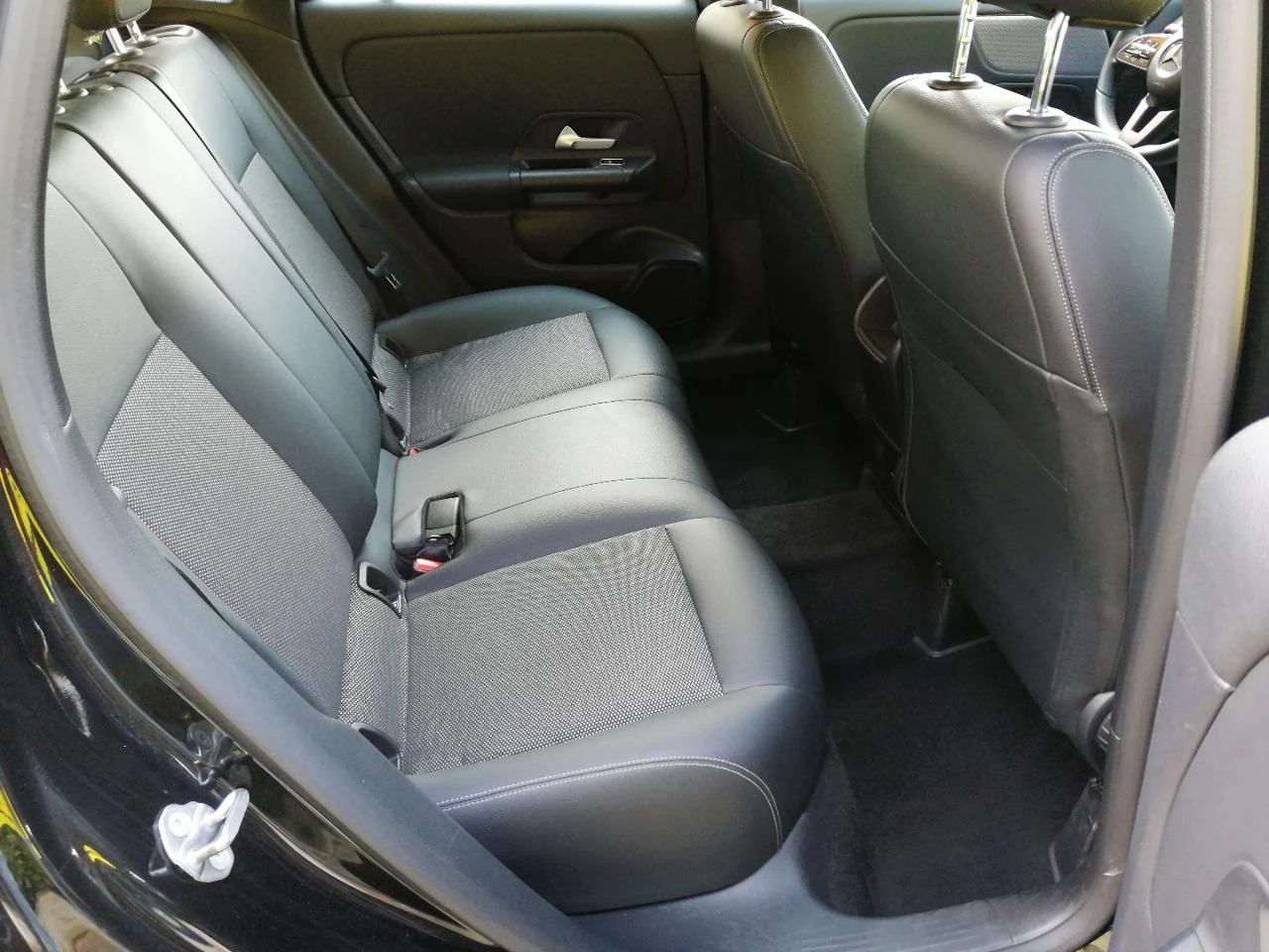 MERCEDES-BENZ GLA 180 Automatic Business Extra - 11