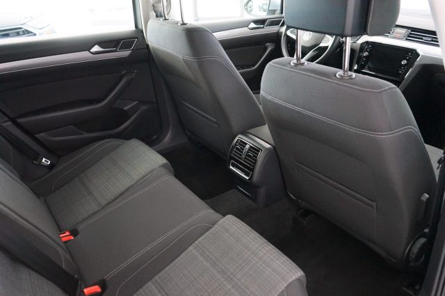 VOLKSWAGEN Passat Variant 43
