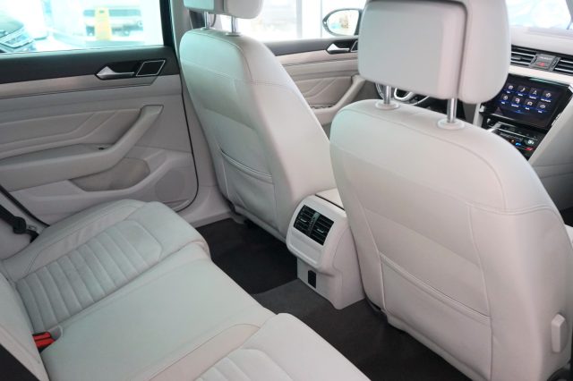VOLKSWAGEN Passat Variant 43