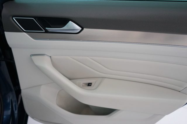 VOLKSWAGEN Passat Variant 44