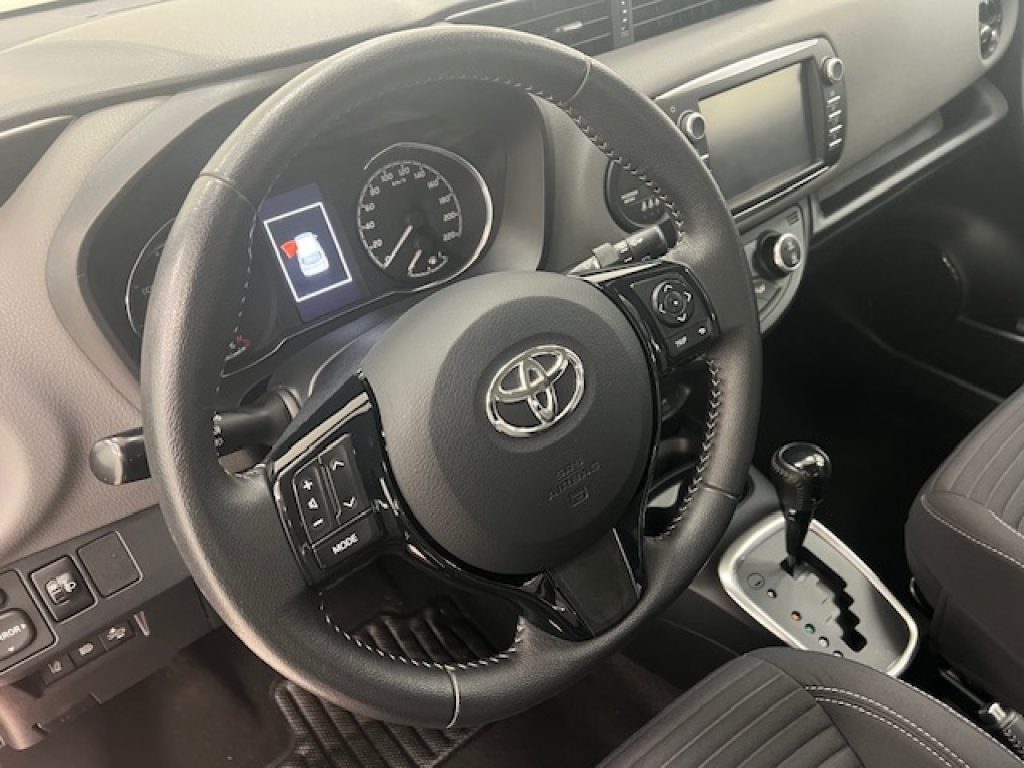 TOYOTA Yaris III 2017 -  5p 1.5h Lounge Red/Bronze - 12