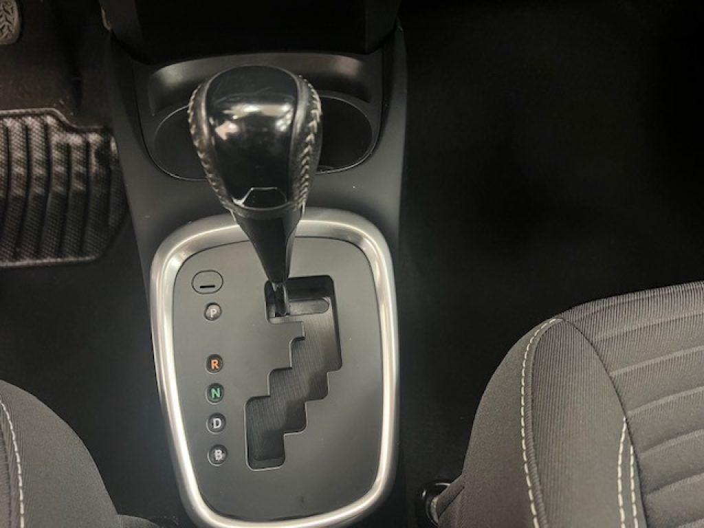 TOYOTA Yaris III 2017 -  5p 1.5h Lounge Red/Bronze - 13