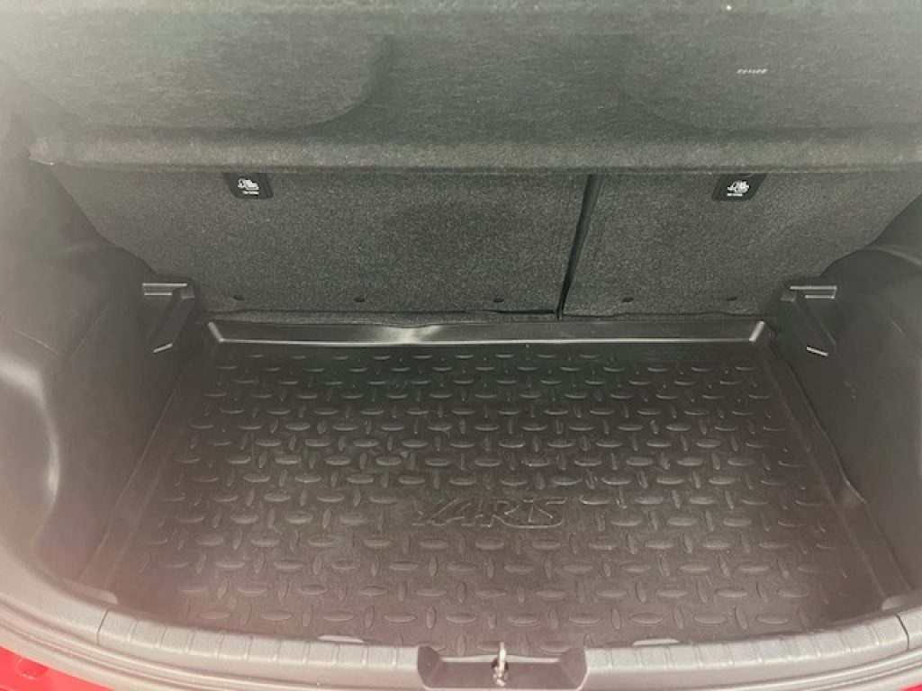 TOYOTA Yaris III 2017 -  5p 1.5h Lounge Red/Bronze - 17