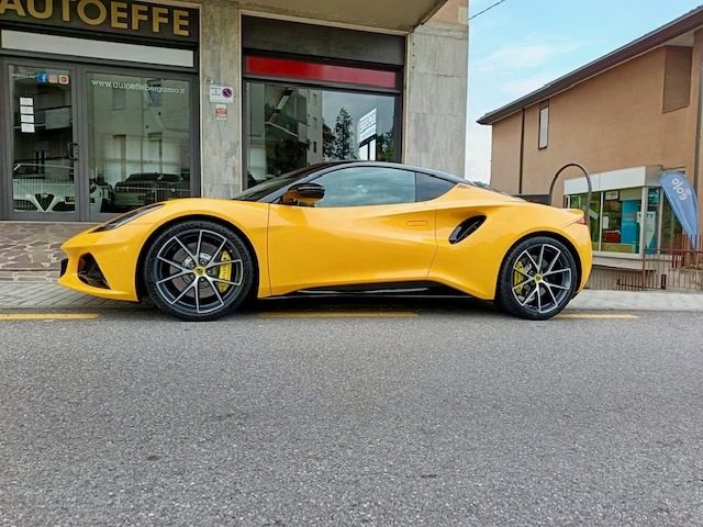 LOTUS Emira Giallo pastello