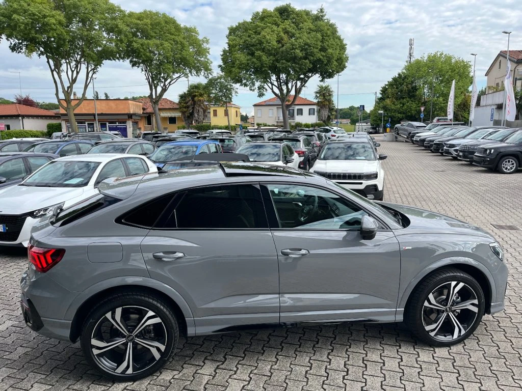 AUDI Q3 35 SPB TDI S-Tronic Identity Black LIST. €66.980 - 4