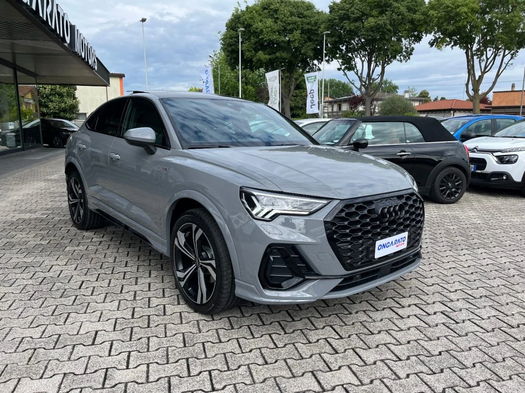 AUDI Q3 35 SPB TDI S-Tronic Identity Black LIST. €66.980 - 3