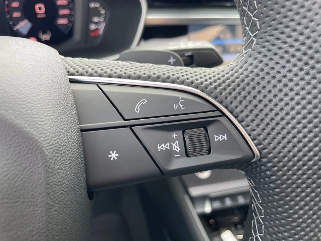 AUDI Q3 35 SPB TDI S-Tronic Identity Black LIST. €66.980 - 13