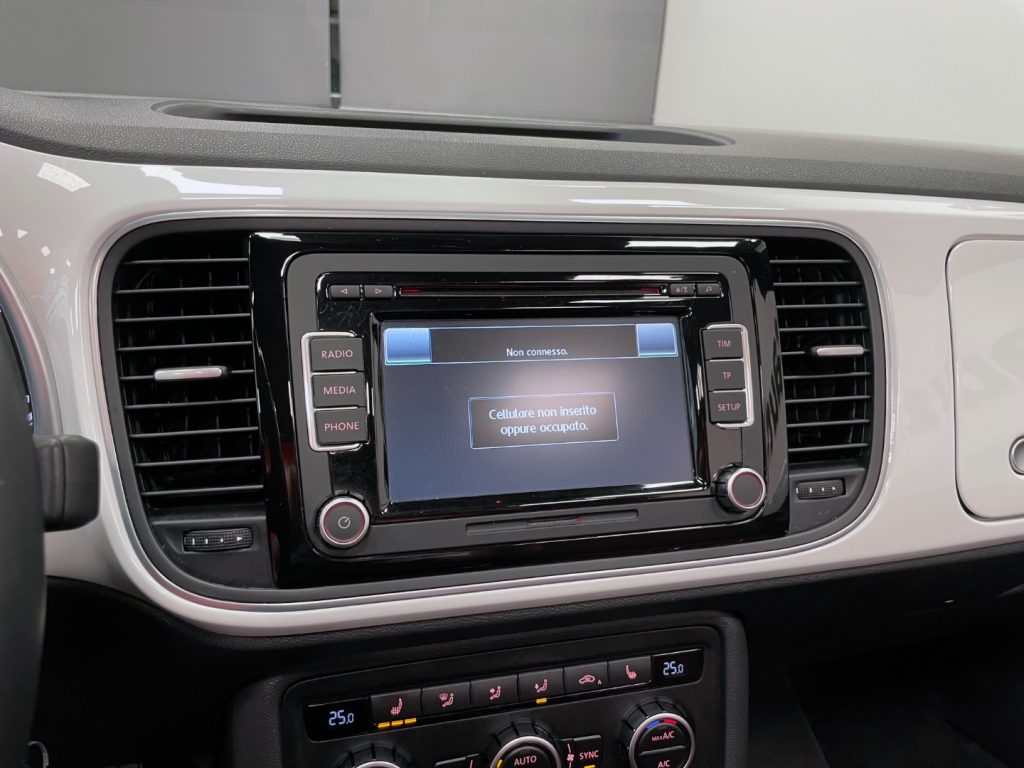 VOLKSWAGEN Maggiolino CABRIO 1.6 TDI DESIGN 105CV - 68