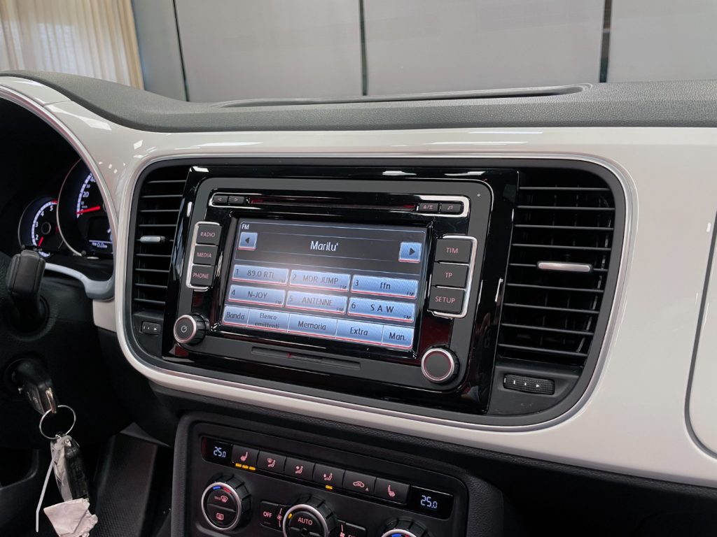 VOLKSWAGEN Maggiolino CABRIO 1.6 TDI DESIGN 105CV - 72