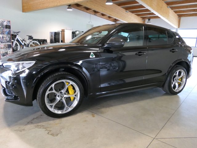 ALFA ROMEO Stelvio Schwarz metallisiert