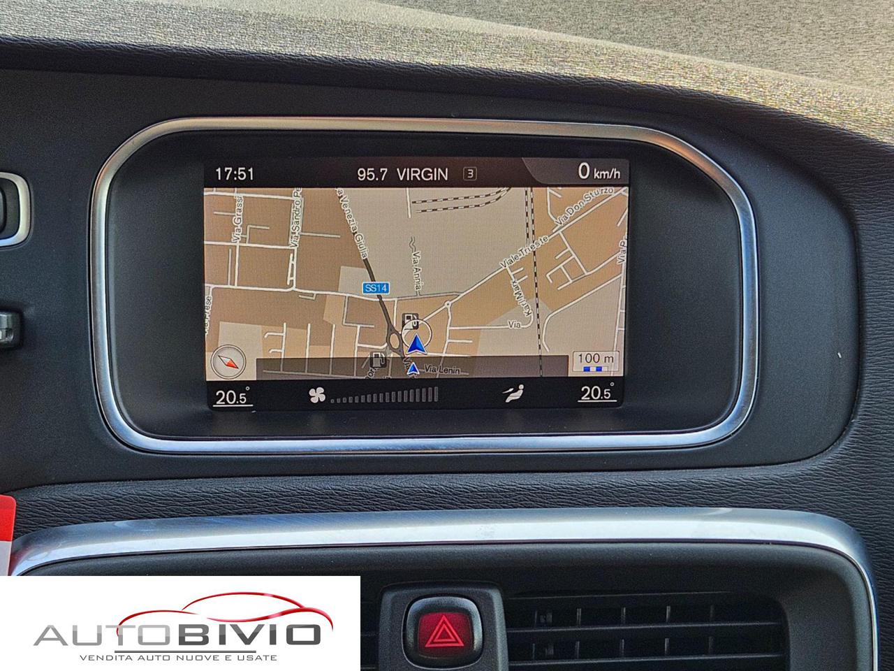 VOLVO V40 D2 Momentum - 14