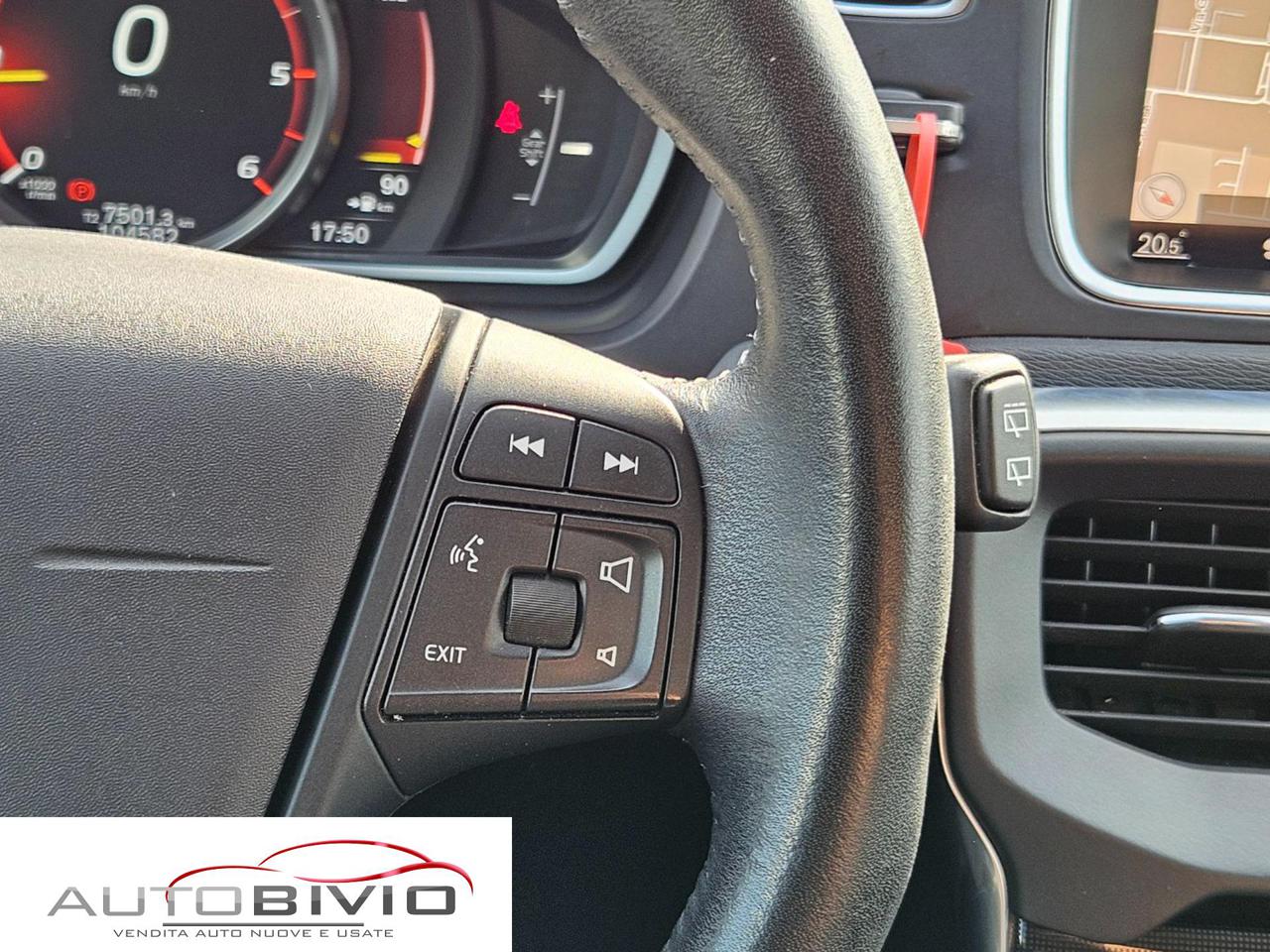 VOLVO V40 D2 Momentum - 27