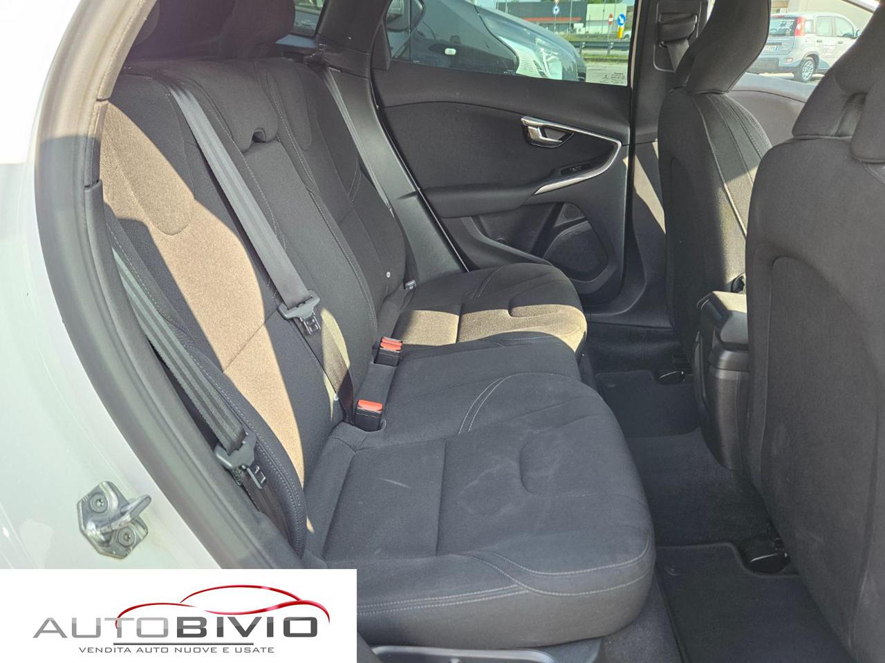 VOLVO V40 D2 Momentum - 23