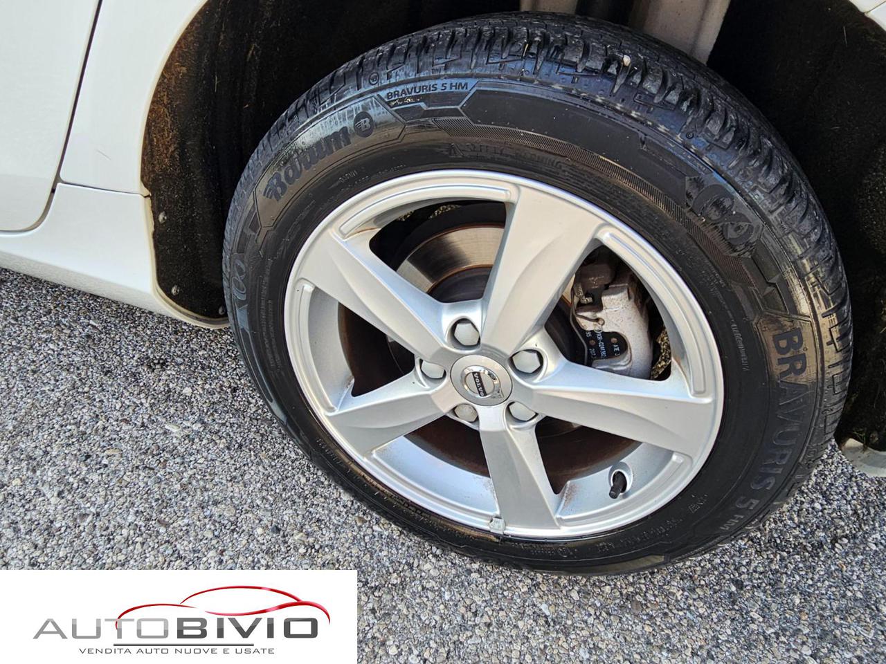 VOLVO V40 D2 Momentum - 17