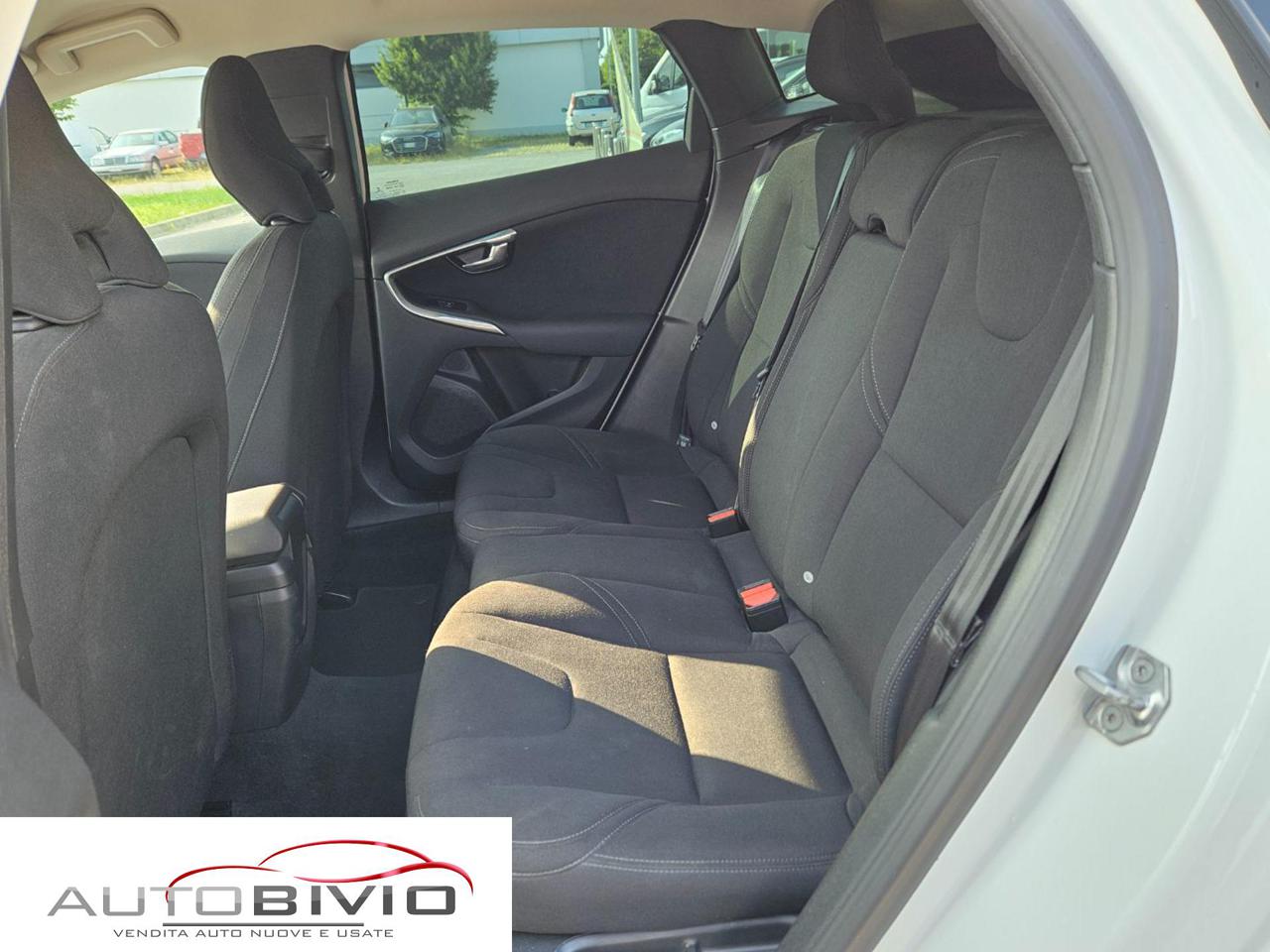 VOLVO V40 D2 Momentum - 10