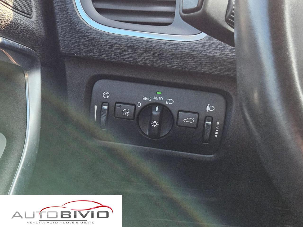 VOLVO V40 D2 Momentum - 28