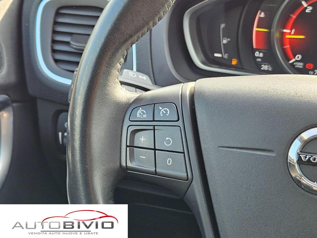 VOLVO V40 D2 Momentum - 26