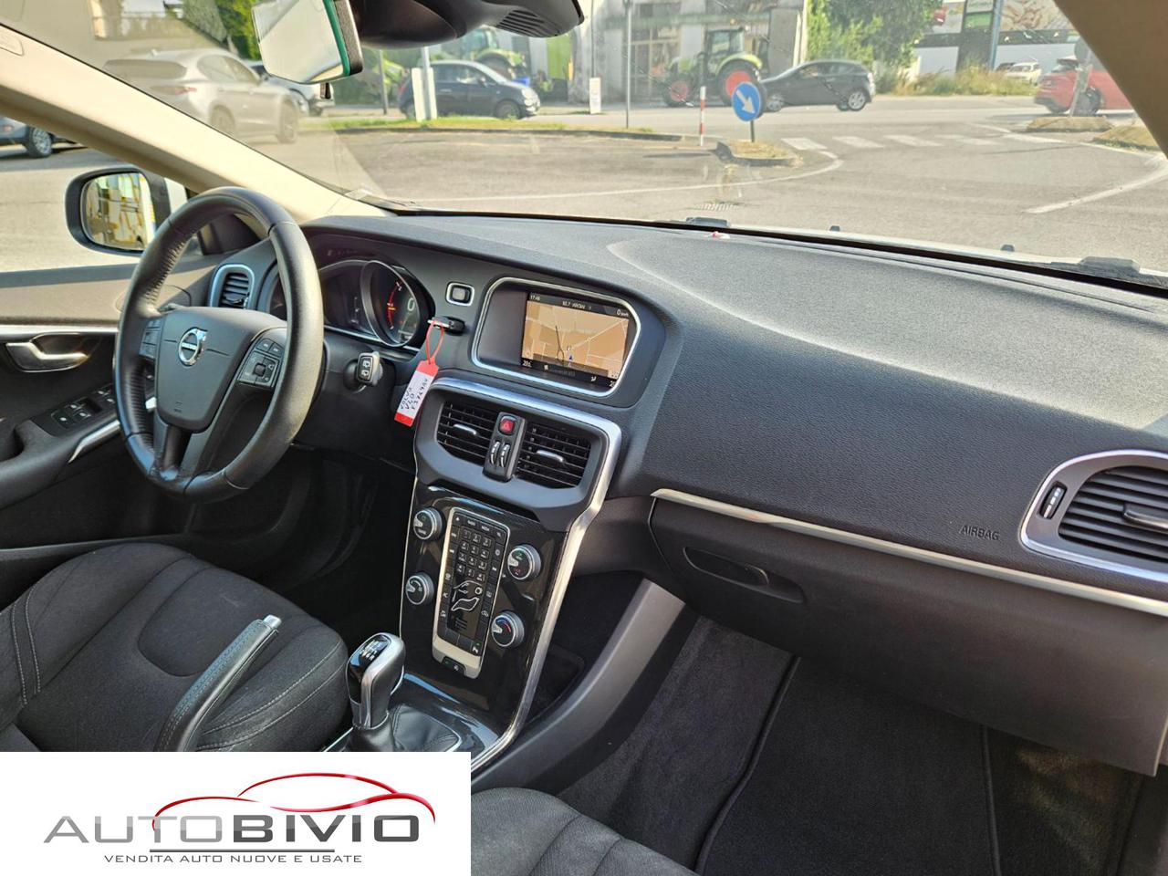 VOLVO V40 D2 Momentum - 25