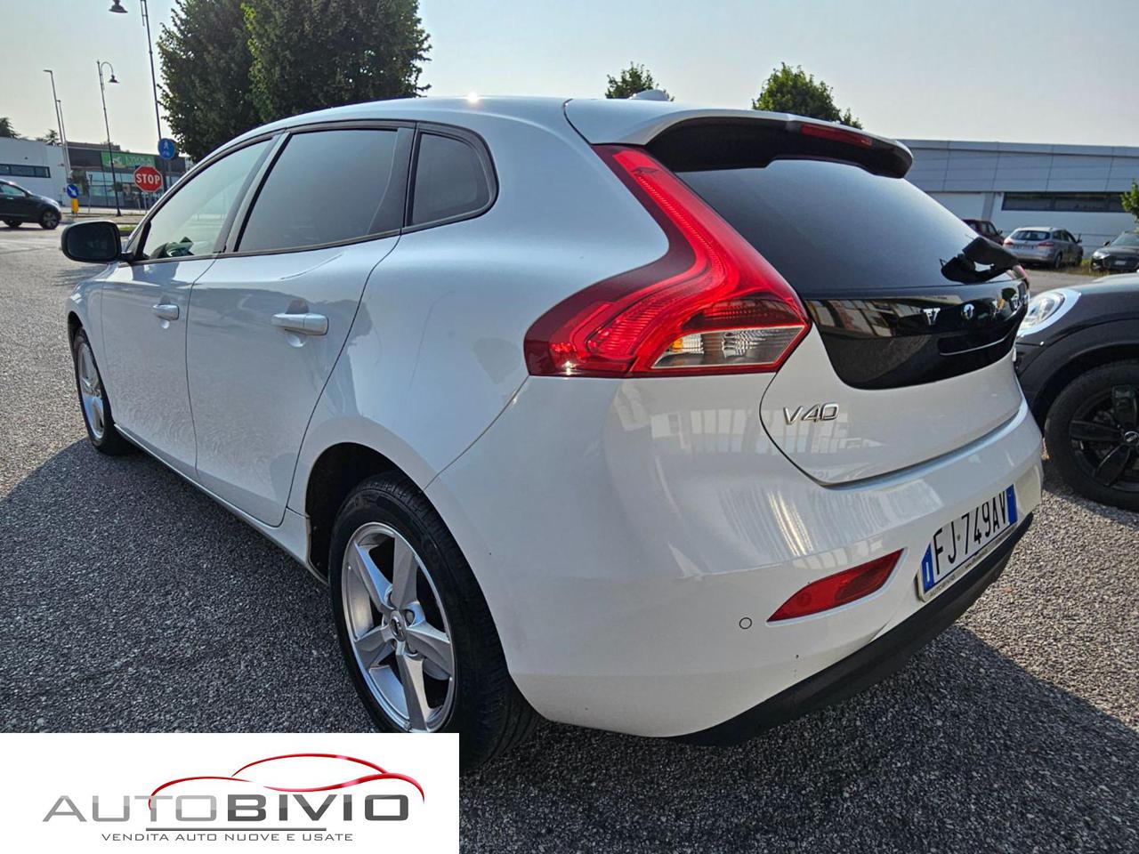 VOLVO V40 D2 Momentum - 4