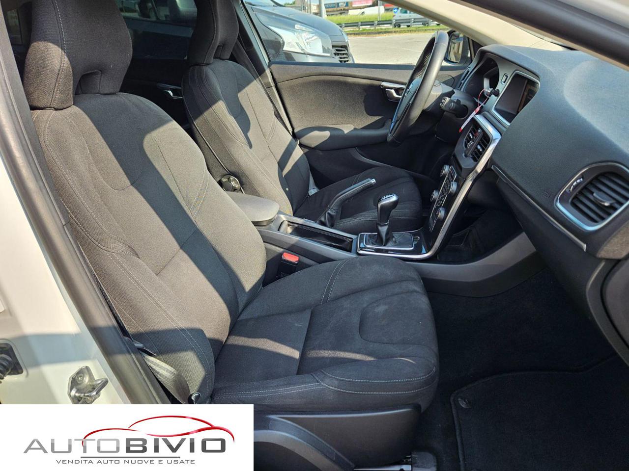 VOLVO V40 D2 Momentum - 24