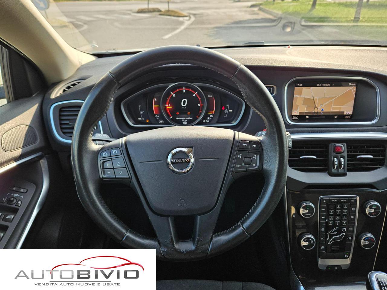 VOLVO V40 D2 Momentum - 29