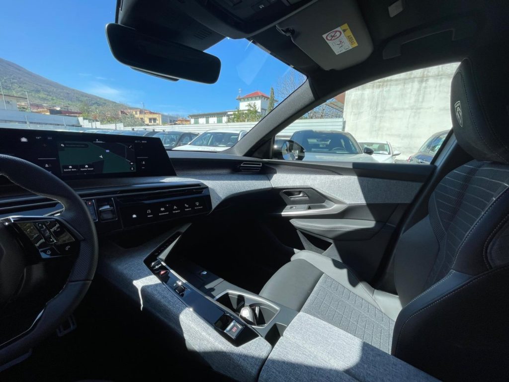 PEUGEOT 3008 Hybrid 145 e-DCS6 Allure - 17