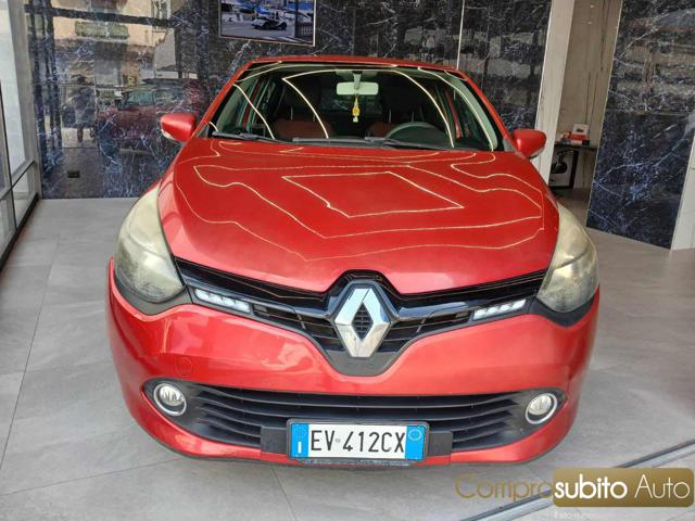 RENAULT Clio Red pastel