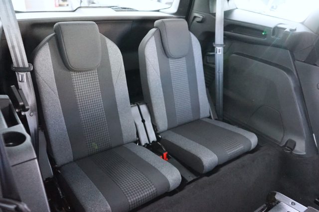 PEUGEOT 5008 42