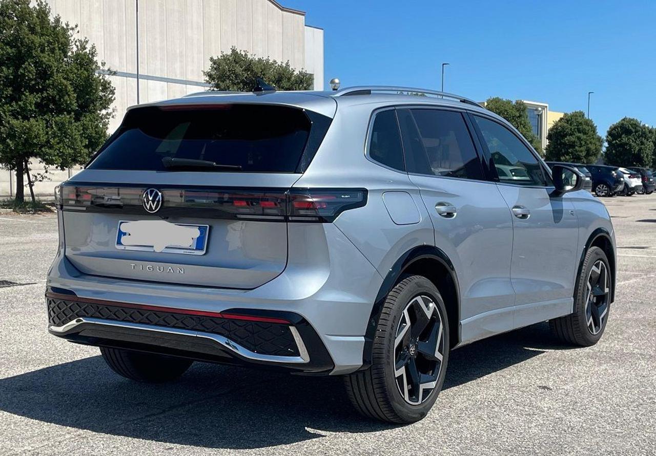 VOLKSWAGEN Tiguan 2.0 TDI 150 CV DSG R-Line SEMINUOVO - 4