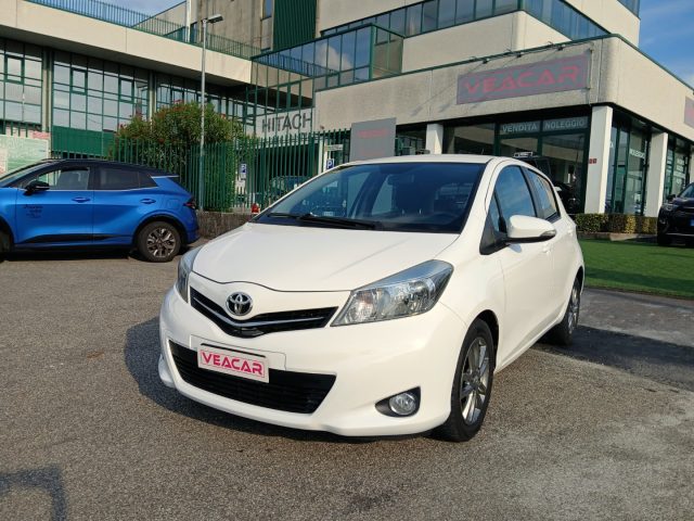 TOYOTA Yaris Bianco pastello