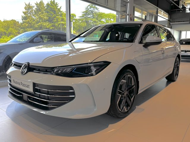 VOLKSWAGEN Passat Bianco pastello