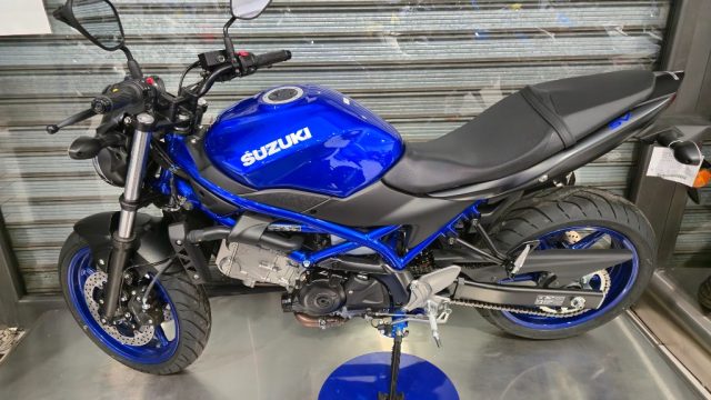 SUZUKI SV 650 Nero pastello
