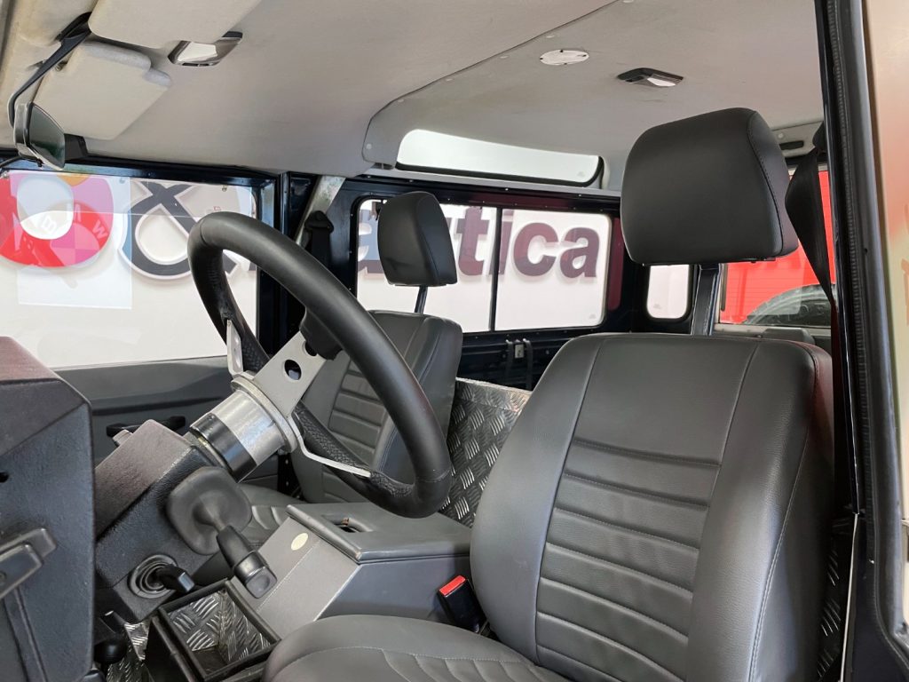 LAND ROVER Defender DEFENDER 90 2.0 FAM COUNTY SW - 16