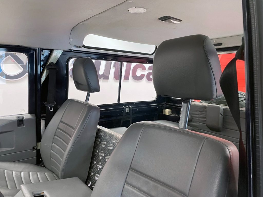 LAND ROVER Defender DEFENDER 90 2.0 FAM COUNTY SW - 17