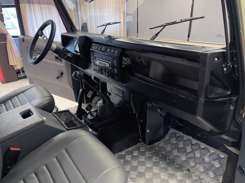 LAND ROVER Defender DEFENDER 90 2.0 FAM COUNTY SW - 23