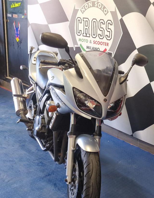 YAMAHA FZS 600 Fazer Grigio metallizzato
