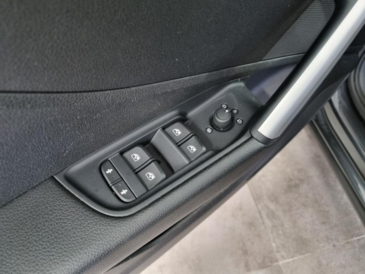 AUDI Q2 30 TDI Identity Black - 30