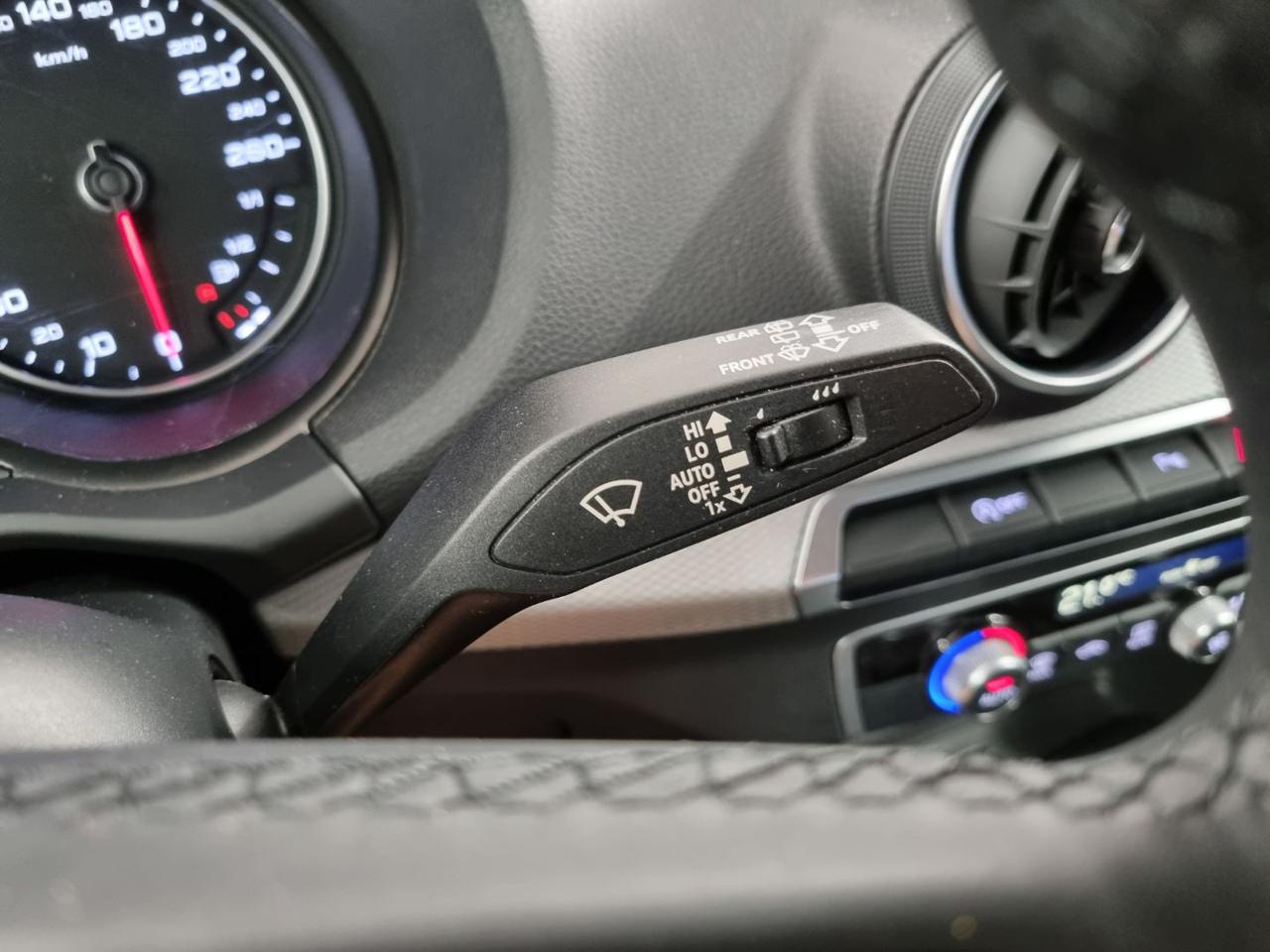 AUDI Q2 30 TDI Identity Black - 36