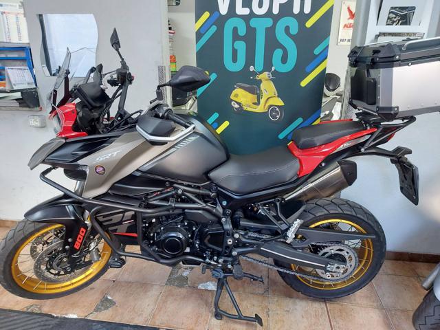 QJ MOTOR SRT 800SX Grigio scuro pastello