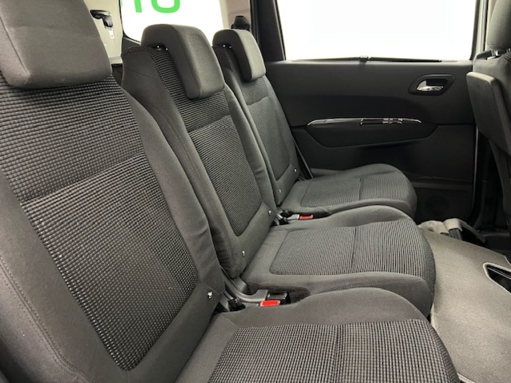 PEUGEOT 5008 I -  1.6 hdi 8v Active 115cv - 17