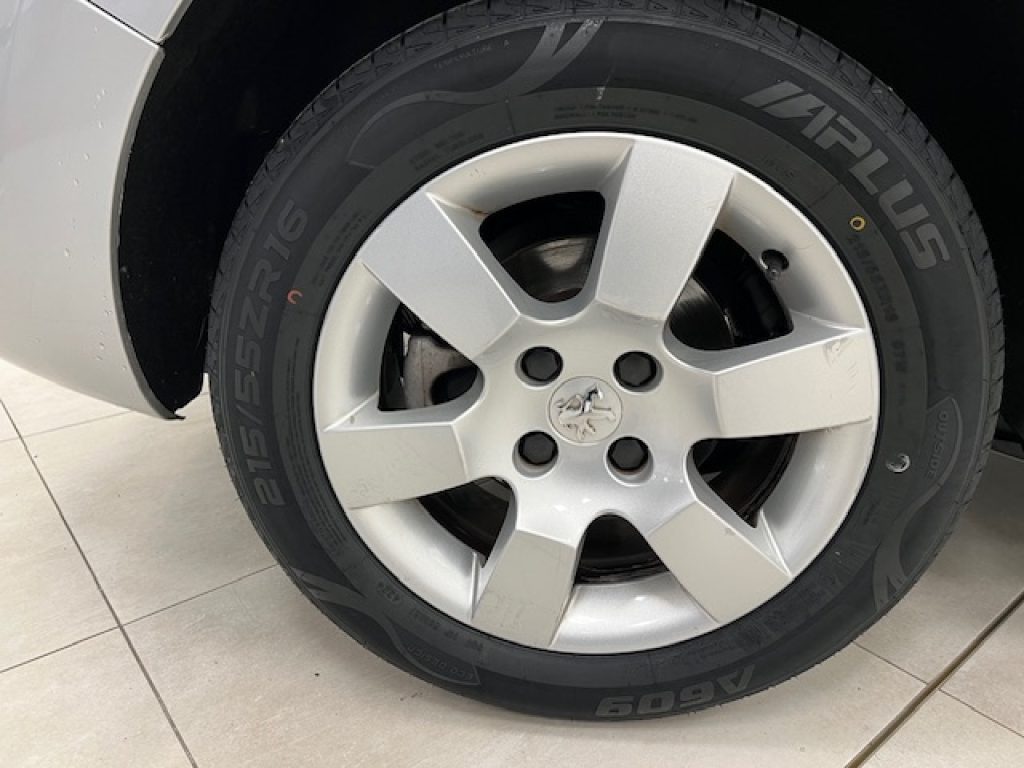 PEUGEOT 5008 I -  1.6 hdi 8v Active 115cv - 20